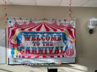 A decorative sign that says "welcome to the carnival"